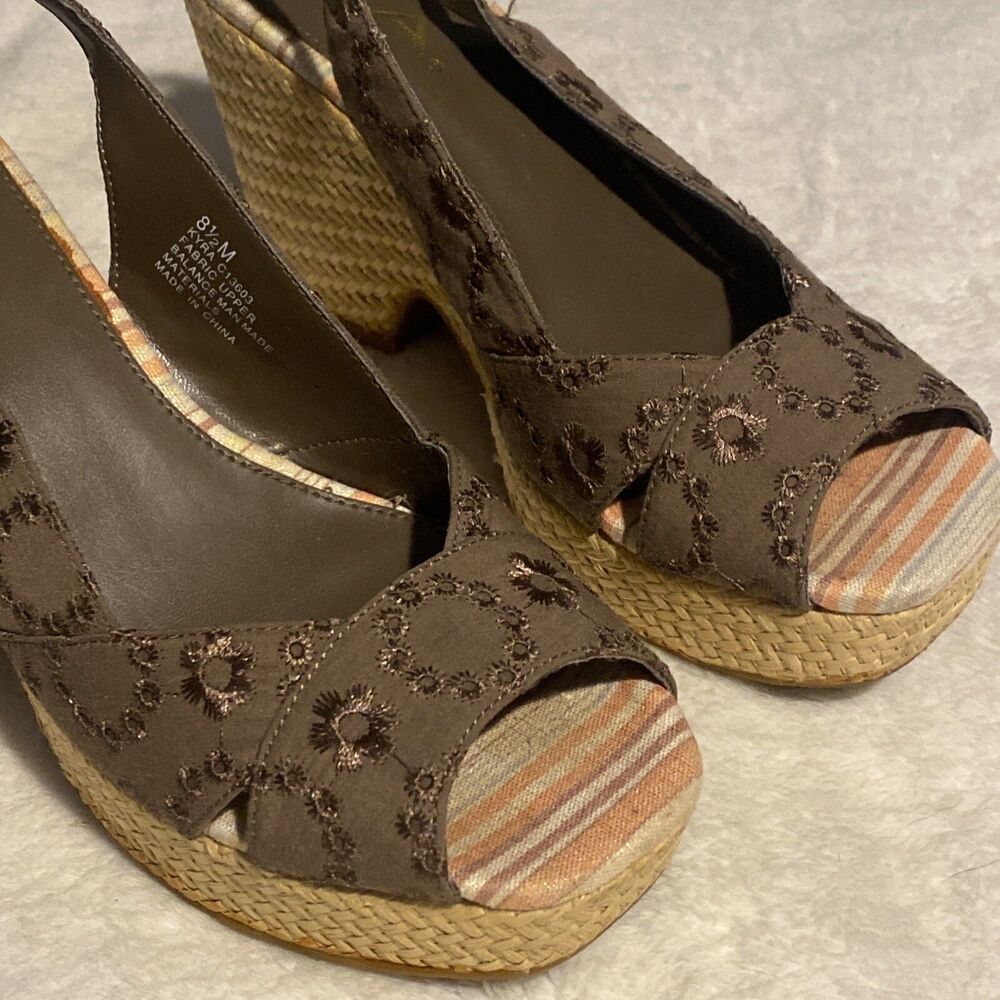 Mia Embroidered Wicker Wedge Heel Sandal Peep Toe Size 8 1/2 Buckle Ankle Strap